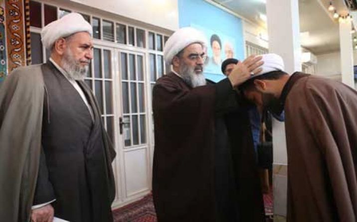 مراسم عمامه گذاری در دفتر حضرت آیت الله فاضل لنکرانی (ره) برگزار شد مراسم عمامه گذاری در دفتر حضرت آیت الله فاضل لنکرانی (ره) برگزار شد